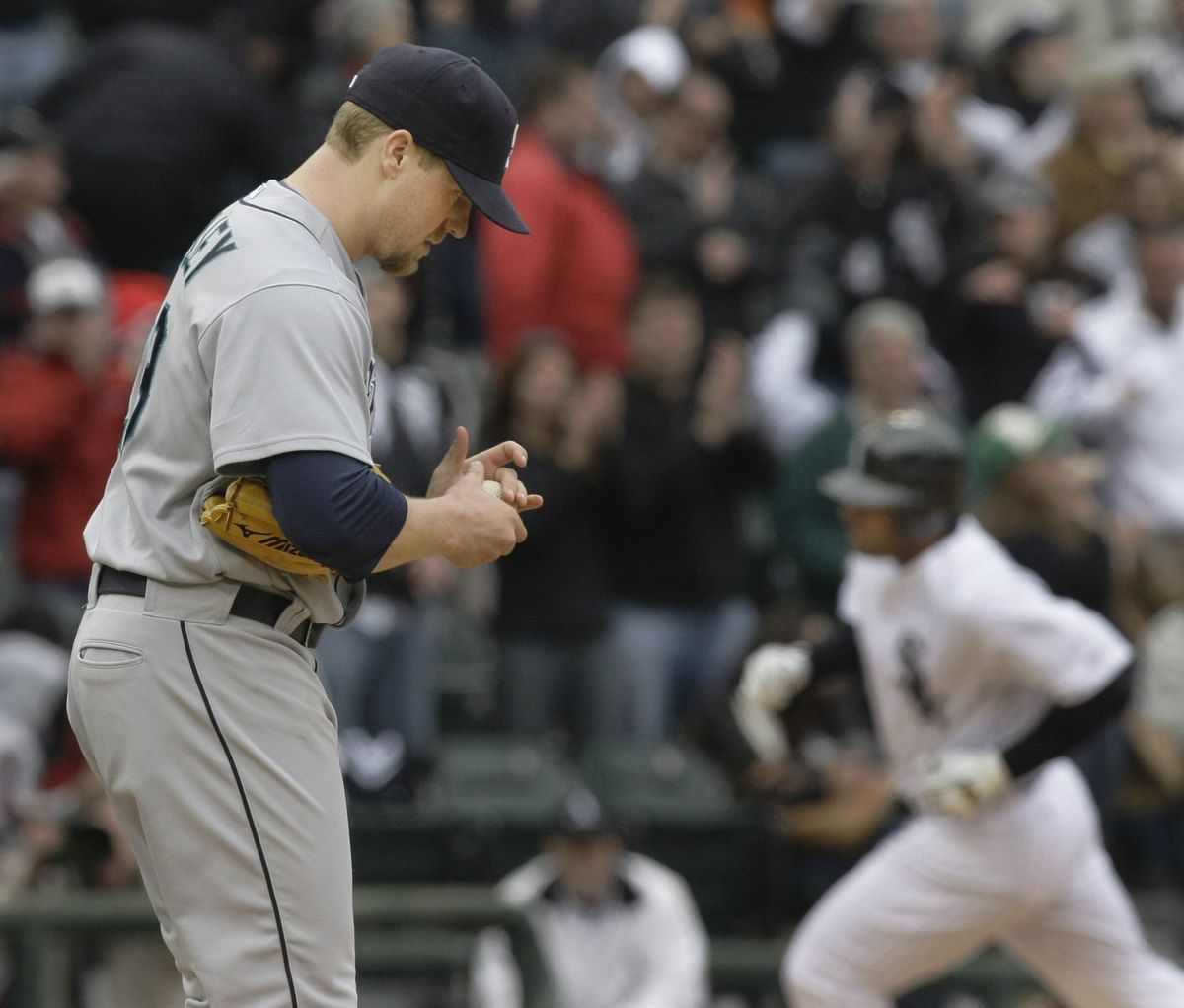 Shawn Kelley, left, allowed the go-ahead home run to Chicago’s Carlos Quentin. (Associated Press / The Spokesman-Review)