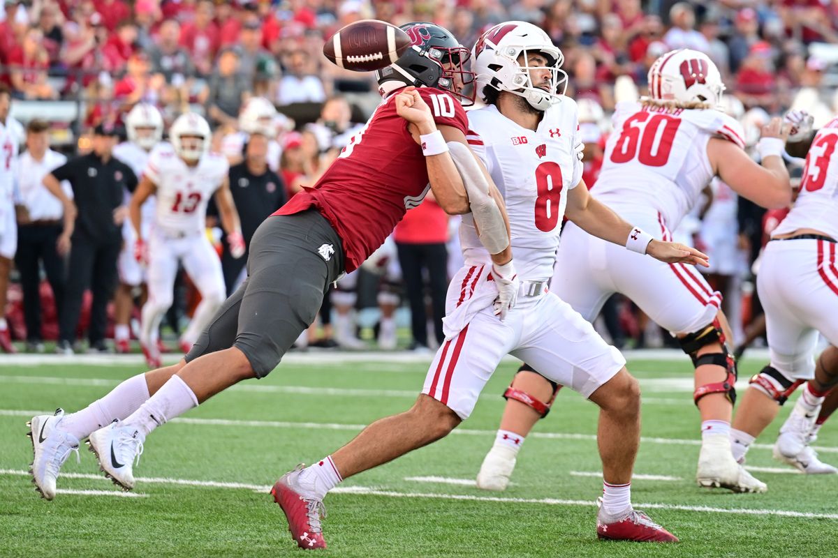 Wisconsin Badgers and Washington State Cougars football preview show,  Cameron Ward and Mordecai! 