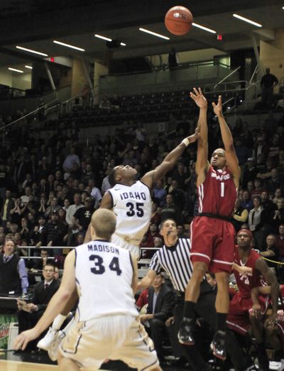 Washington State guard Reggie Moore hits the winning shot over Idaho guard Deremy Geiger. (Associated Press)