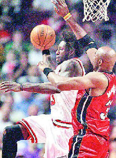 
Chicago's Ben Wallace looks to pass against Miami's Alonzo Mourning. 
 (Associated Press / The Spokesman-Review)