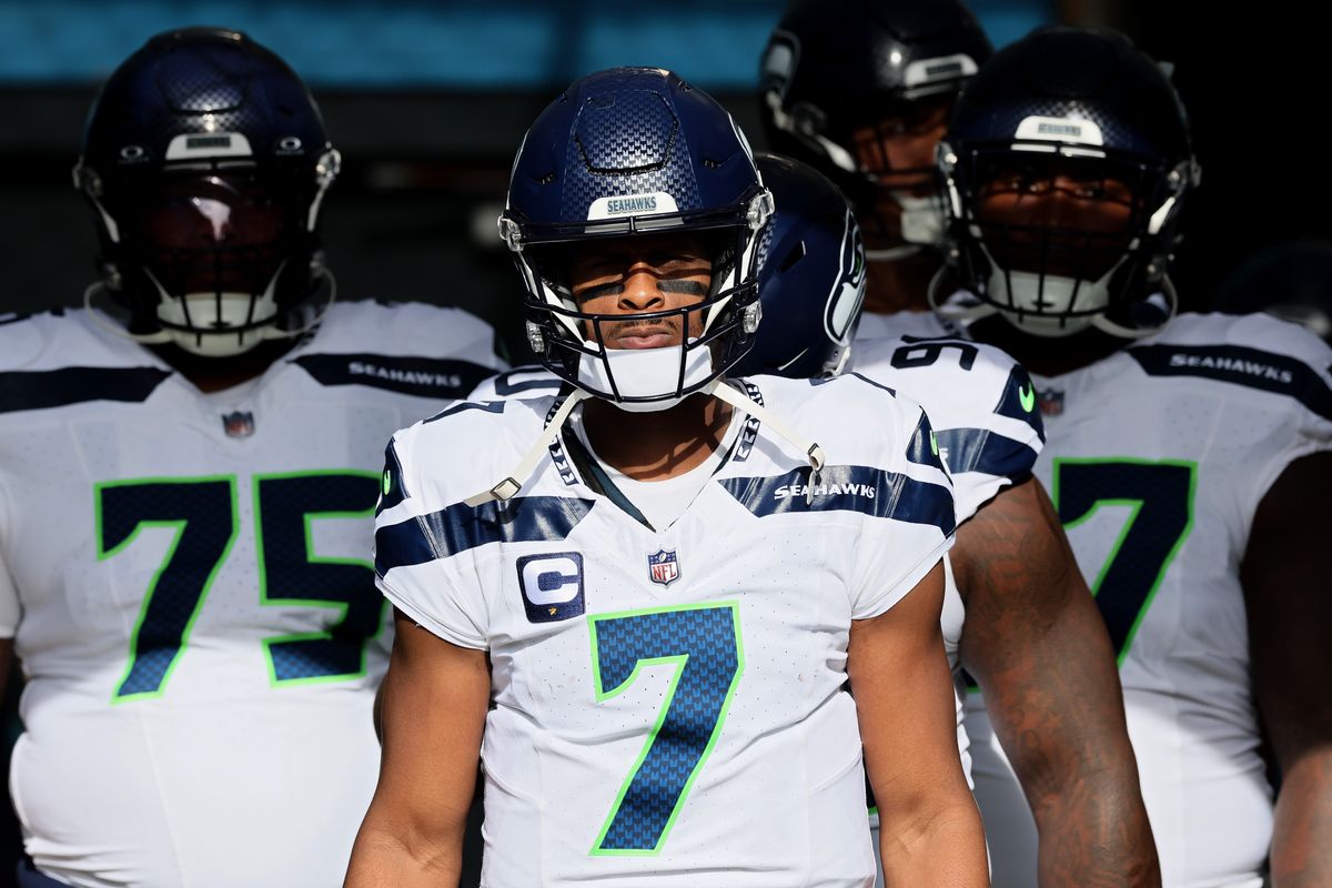 Seattle quarterback Geno Smith prepares to take the field prior to the game against the Tennessee Titans on Dec. 25, 2023.  (Getty Images)
