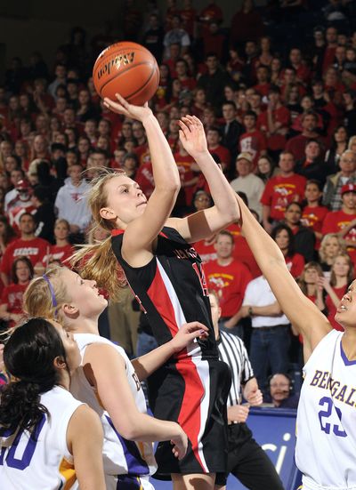 Clarkston’s Jamie Weisner pulls up for a shot against Lewiston. (Kyle Mills)