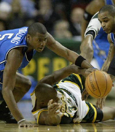 
Orlando's Keyon Dooling, left, battles SuperSonics' Ray Allen for the ball shortly before both were ejected for fighting. 
 (Associated Press / The Spokesman-Review)