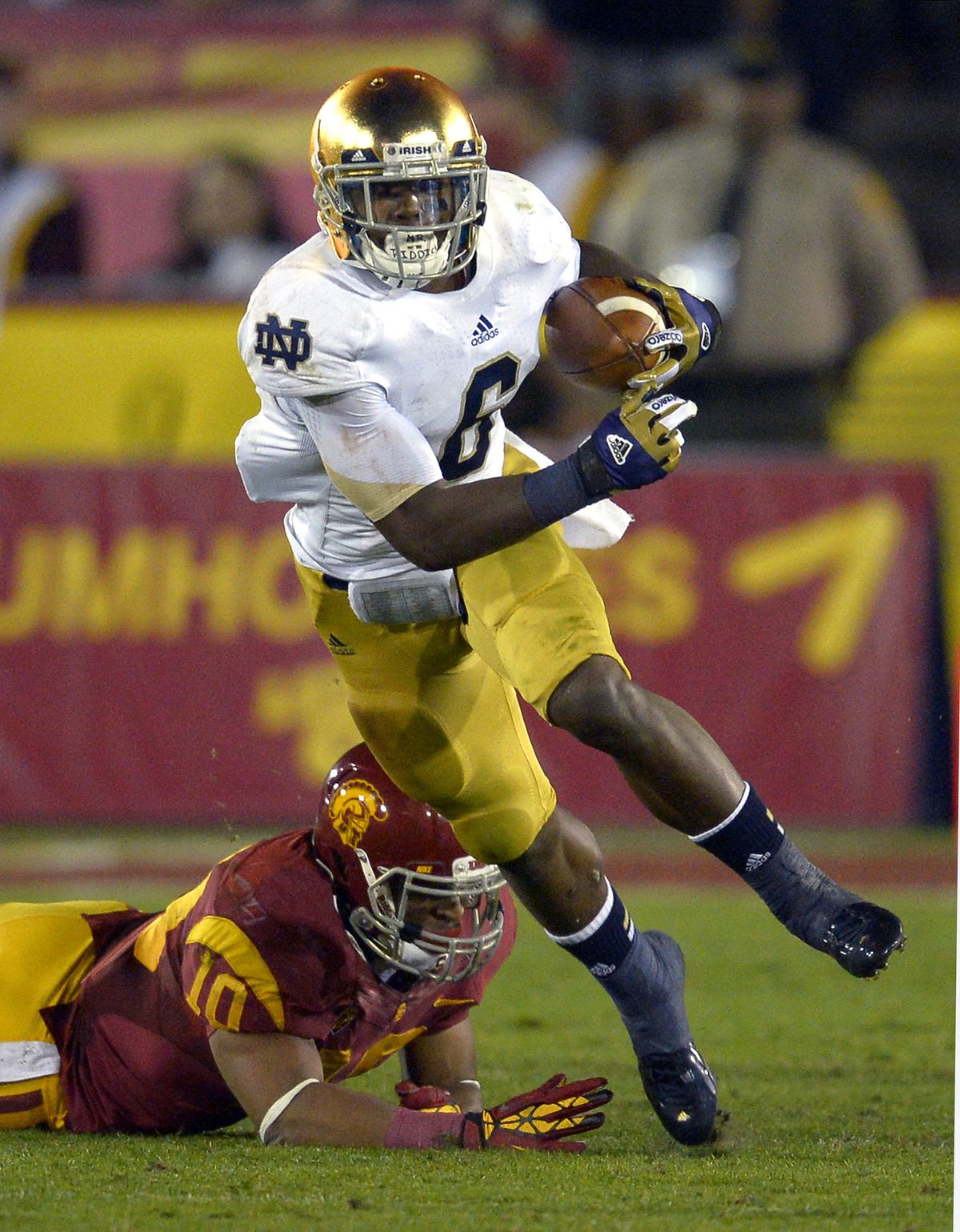 Notre Dame and senior running back Theo Riddick will play in first BCS Championship game. (Associated Press)