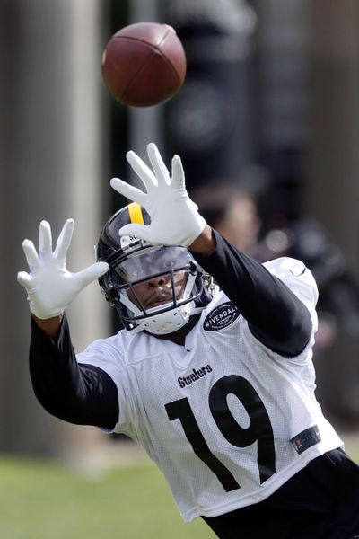Pittsburgh Steelers wide receiver JuJu Smith-Schuster (19) makes a catch in drills during an NFL football practice, Tuesday, May 21, 2019, in Pittsburgh. (Keith Srakocic / Associated Press)