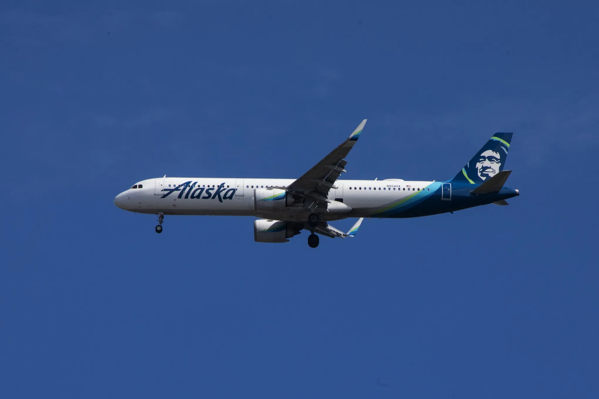 After Alaska Airlines planes bump runway, a scramble to 'pull the plug