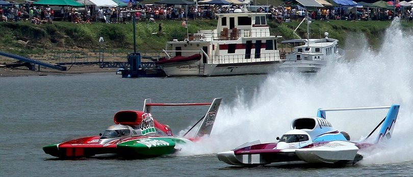 Steve David and Dave Villwock (r) battle for victory on the H1 Unlimited Hydroplane Series. (Photo courtesy of H1 Unlimited Hyrdroplane Series)
