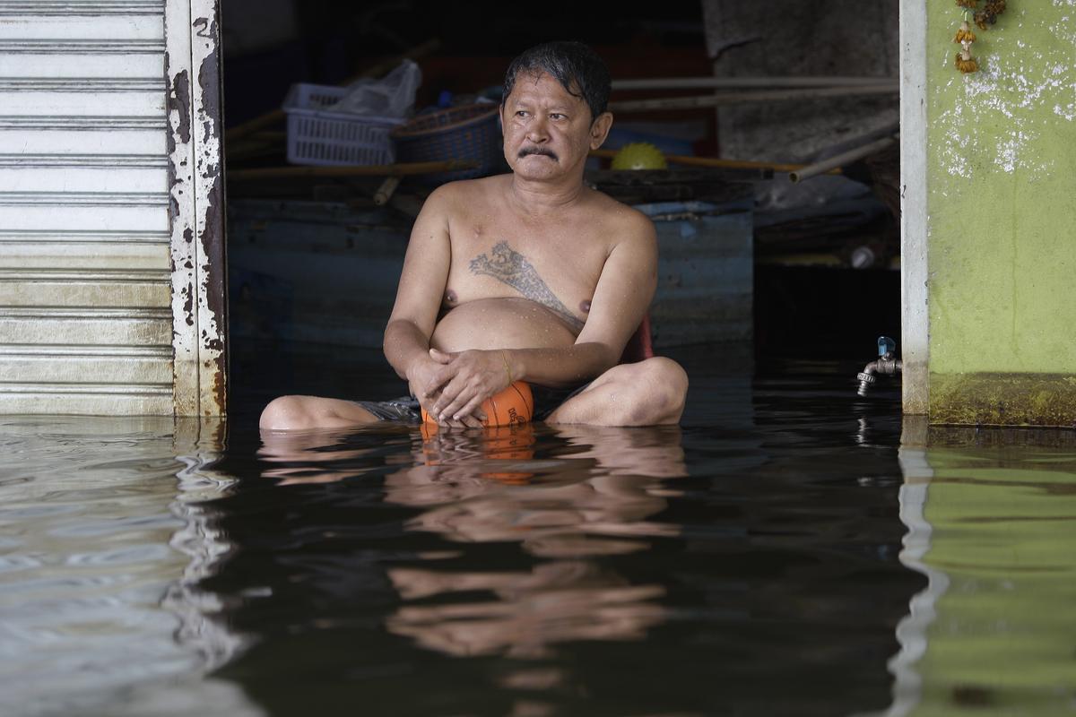 Amid flood catastrophe, Thais ready for festival
