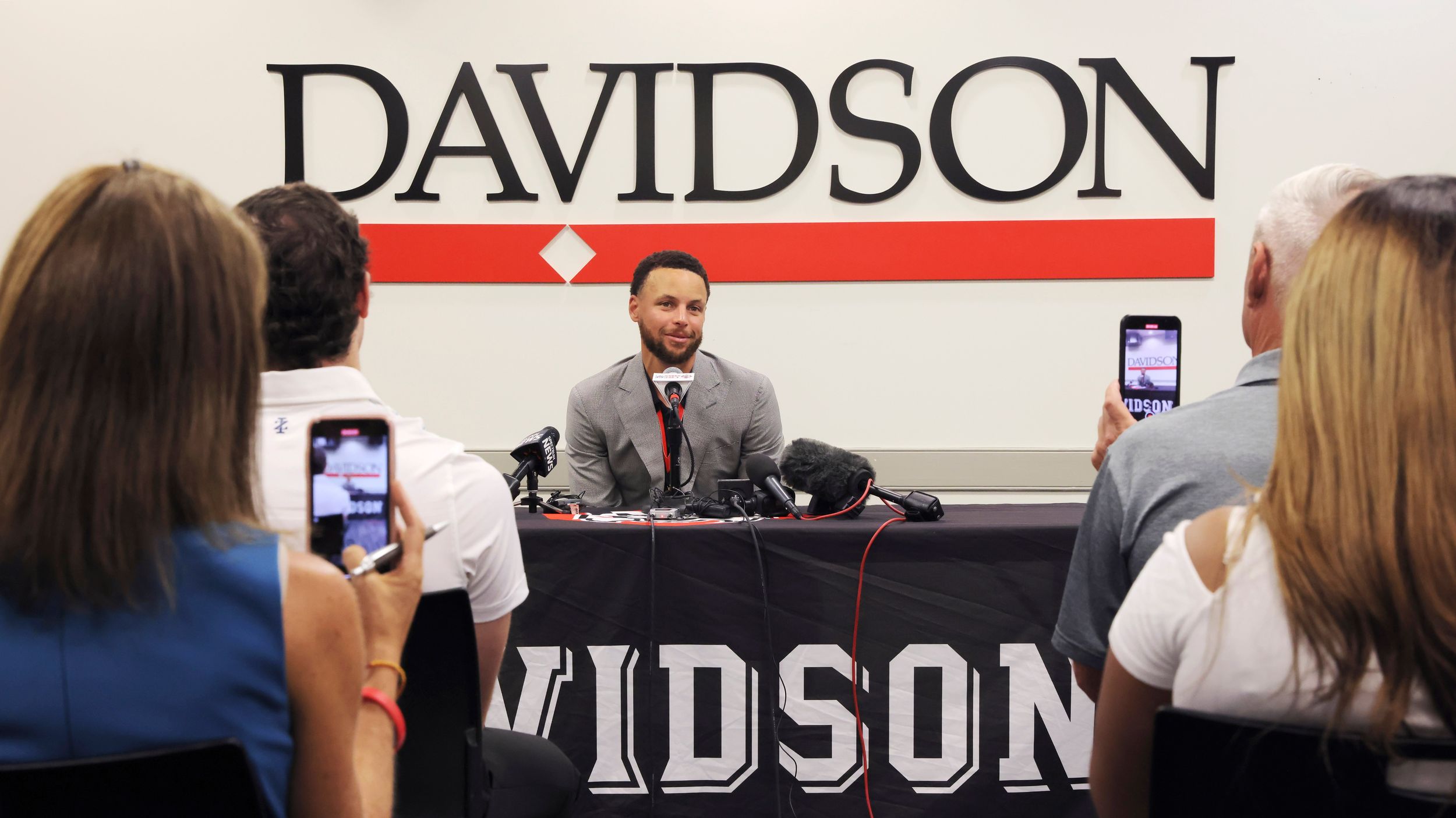 Stephen Curry's Jersey Retired by Davidson College 