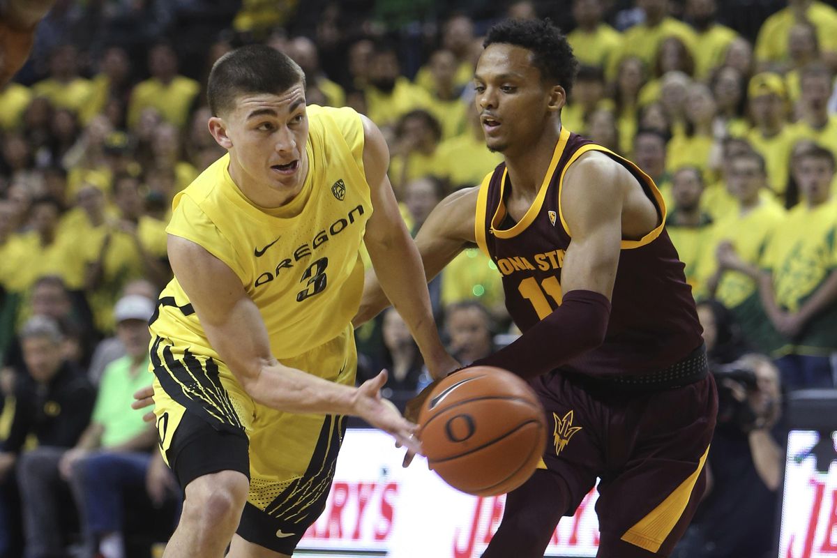 Oregon’s Payton Pritchard  passes the ball under pressure from Arizona State’s Alonzo Verge during the first half  in Eugene on Saturday, Jan. 11, 2020. (Chris Pietsch / AP)