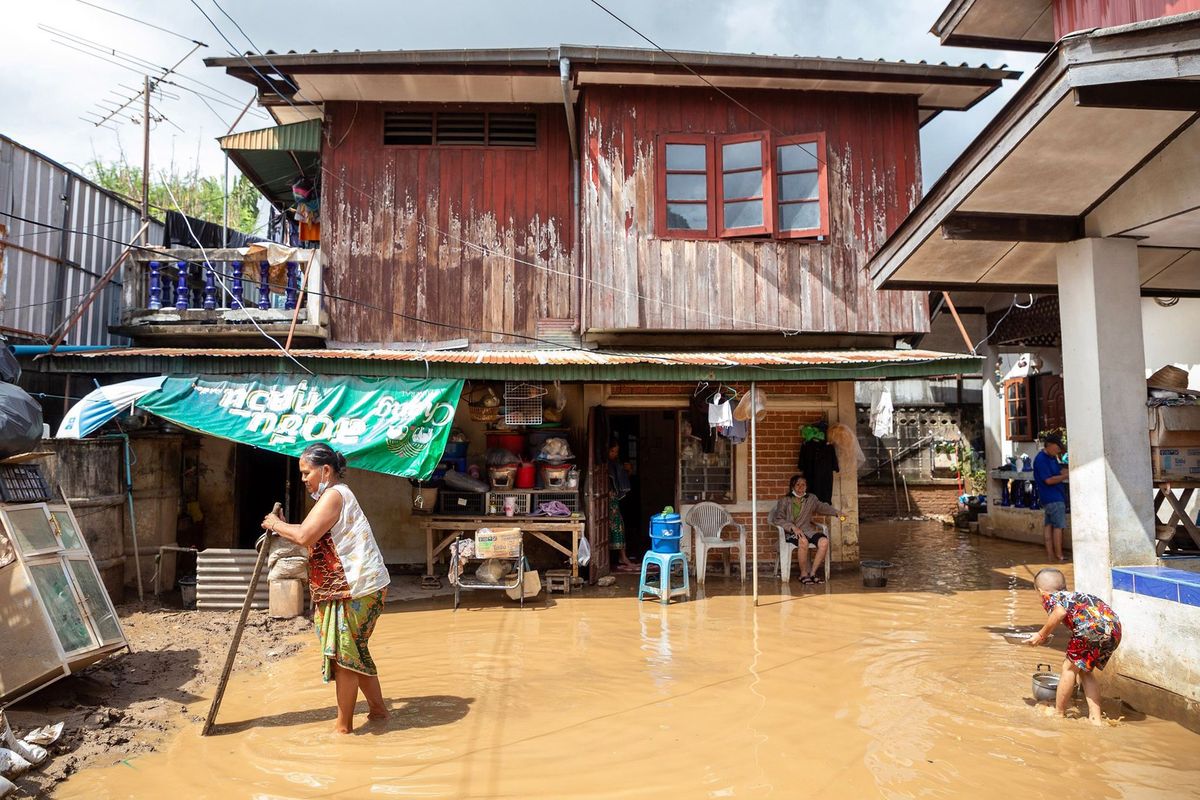 Residents living along the Ping River watch the steadily rising water levels in Chiang Mai, Thailand. (Pongmanat Tasiri/SOPA Images/Zuma Press/dpa/TNS)  (Pongmanat Tasiri/dpa/TNS)