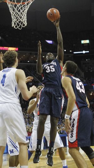 Gonzaga’s Sam Dower, Jr. goes to the basket against Memphis’ Austin Nichols. (Associated Press)