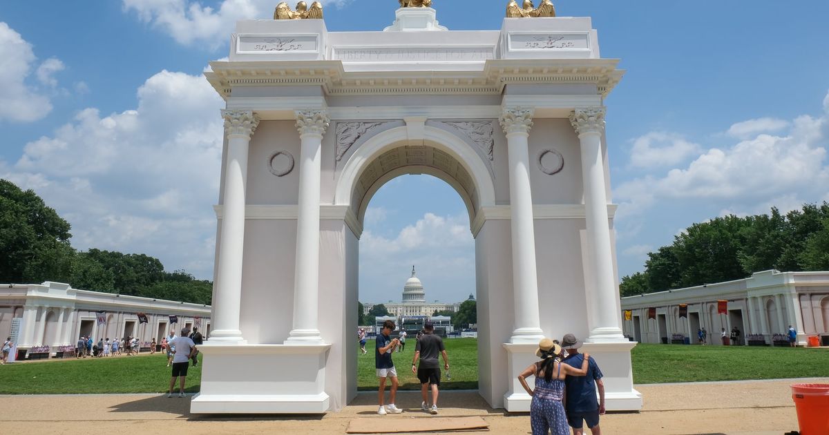 Glenn Beck and an elk standing next to an Amazon box: The sights and sounds of the Great American State Fair
