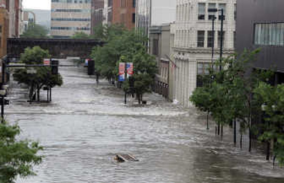 Iowa Residents Evacuate During Historic Flood The Spokesman Review   13 Iowa Flooding 06 13 2008 KKDK3BF 