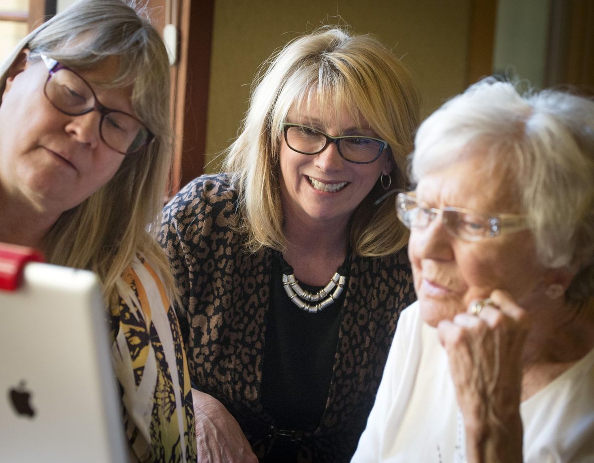 Debby Dodds, center, has started offering workshops for people with memory loss and their caretakers on how to use iPads to help memory. She