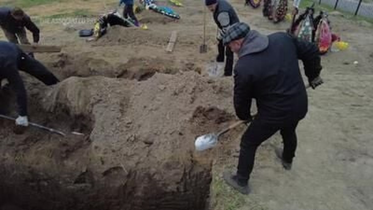 Before the war started Vlad Minchenko was painting and making tattoos, but since Russian forces entered Bucha, he has been collecting dead bodies in the city. The 44-year-old painter first started collecting bodies when Russian troops were still in the city.