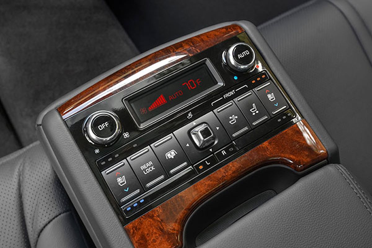 Top-level K900s are equipped with rear-seat comfort controls. (Kia)