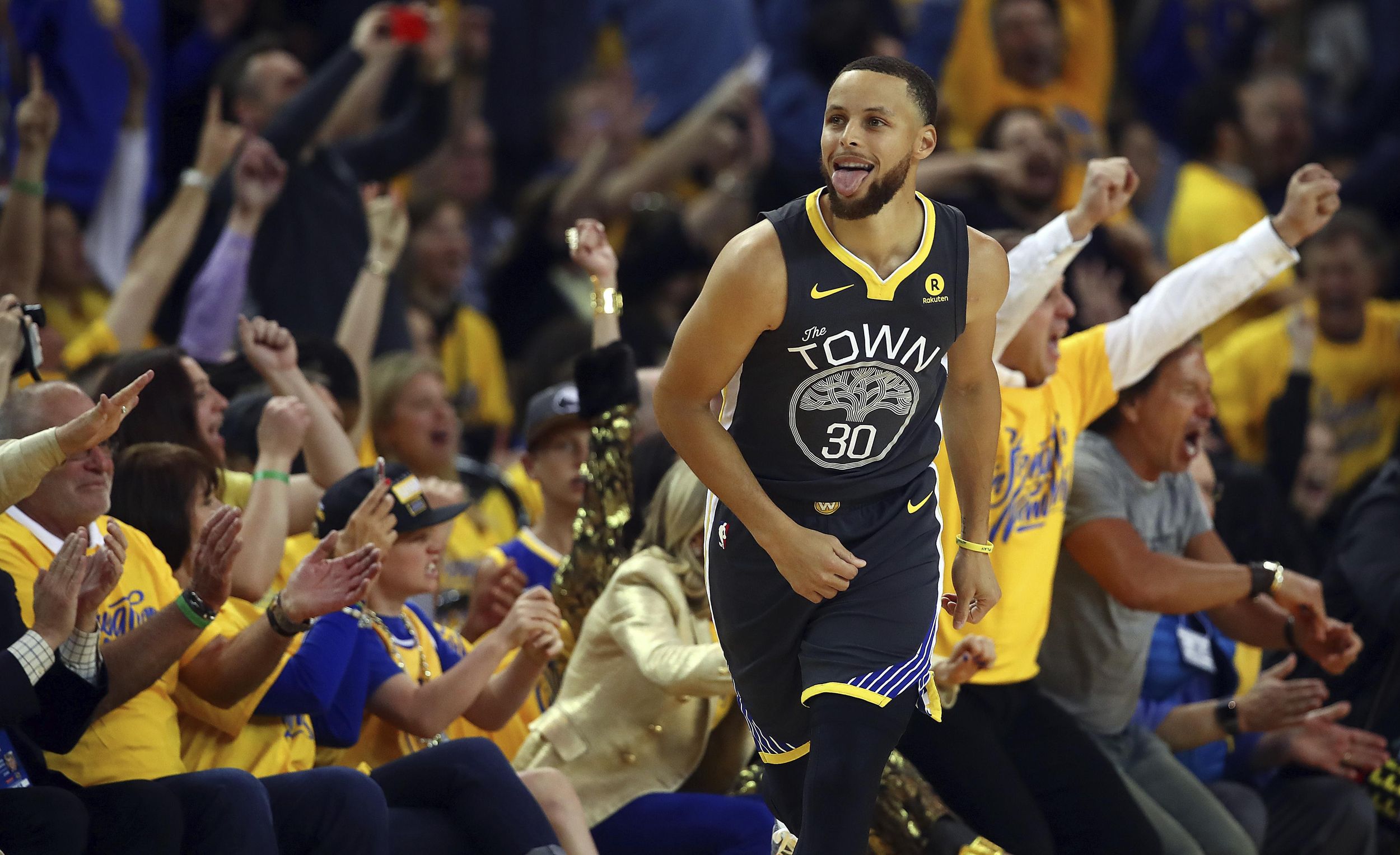 NBA: Stephen Curry scores 42 as Warriors win big over Pelicans