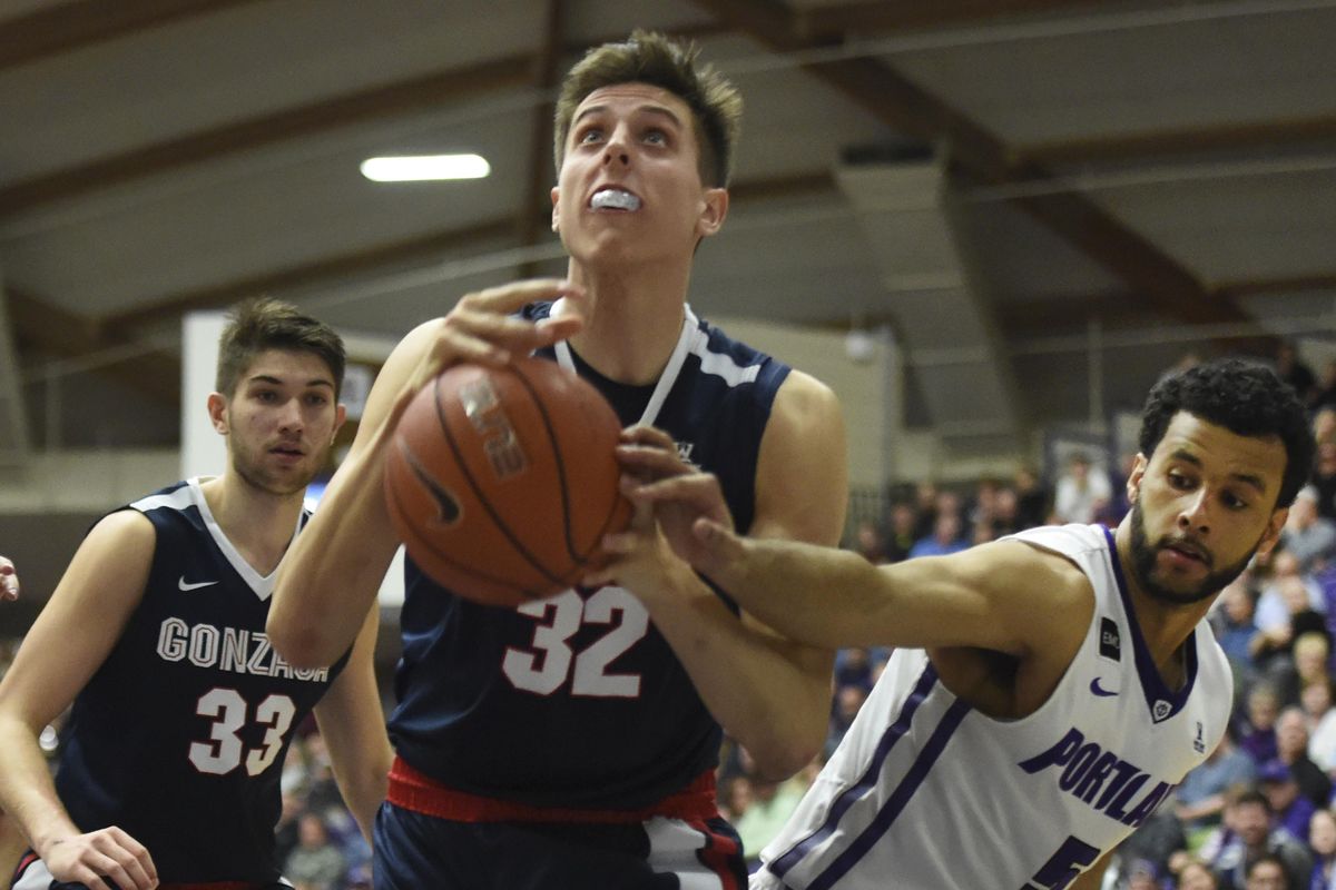 Gonzaga forward Zach Collins drives to the basket in Portland, Monday, Jan. 23, 2017. (Steve Dykes / Associated Press)