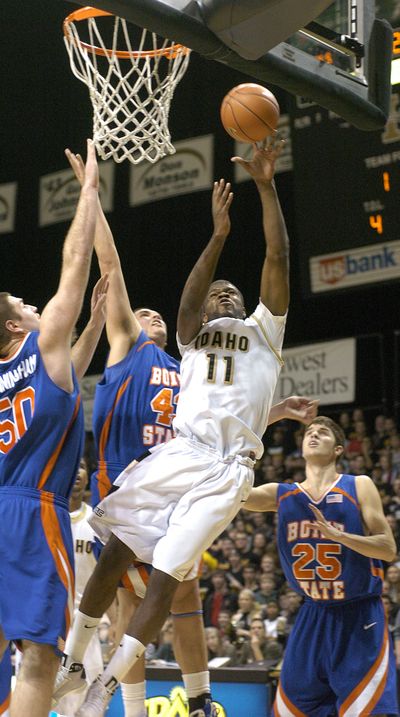 ORG XMIT: IDLEW101 Idaho's Brandon Wiley (11) shoots between Kurt Cunningham (50), Mark Sanchez (43) and Paul Noonan (25) during the second half of an NCAA college basketball game on Thursday, Jan. 29, 2009, in Moscow, Idaho. (AP Photo/Lewiston Tribune, Kyle Mills) (Kyle Mills / The Spokesman-Review)