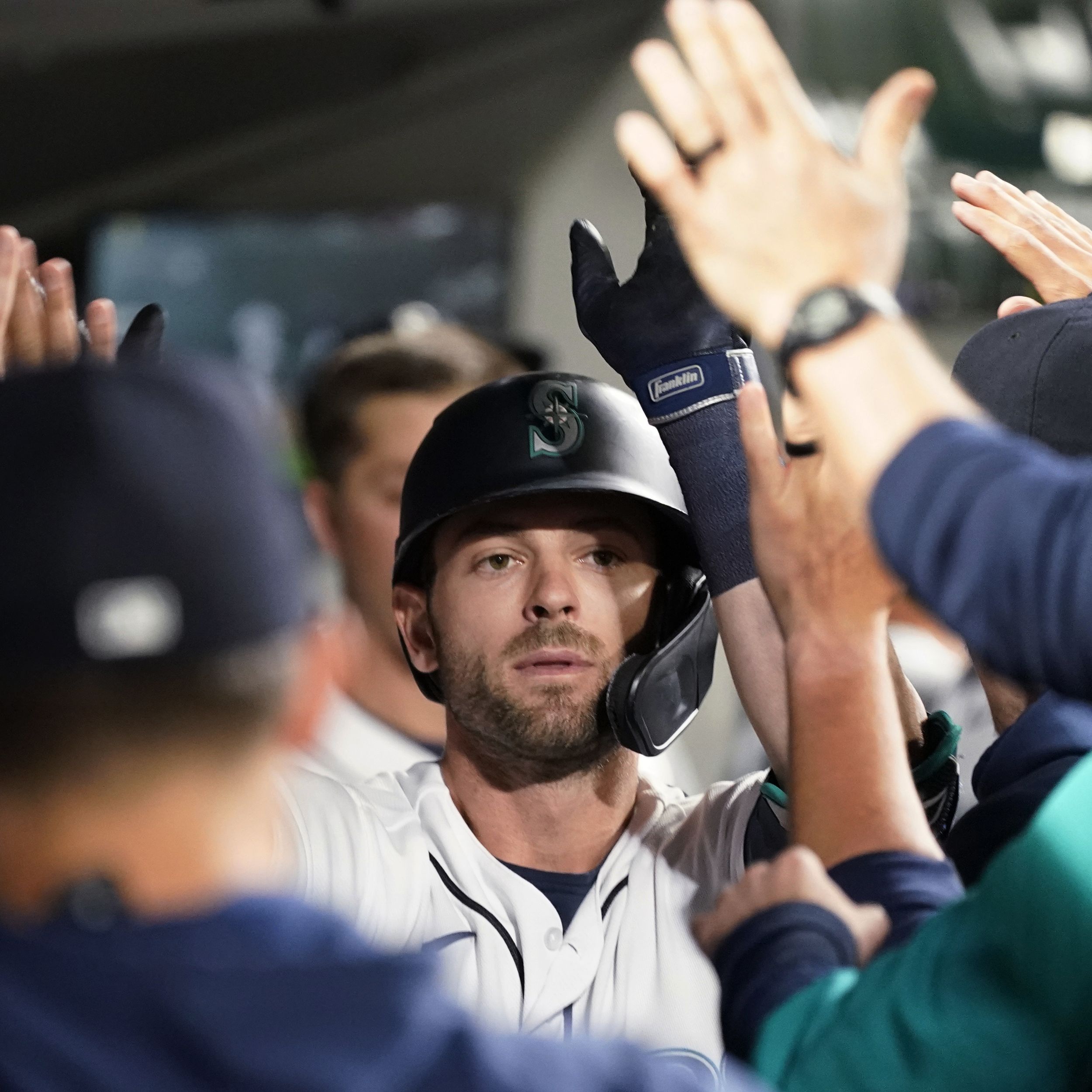 Mitch Haniger is appearing in MLB trade scenarios, but the Mariners should  not deal him. Here's why.