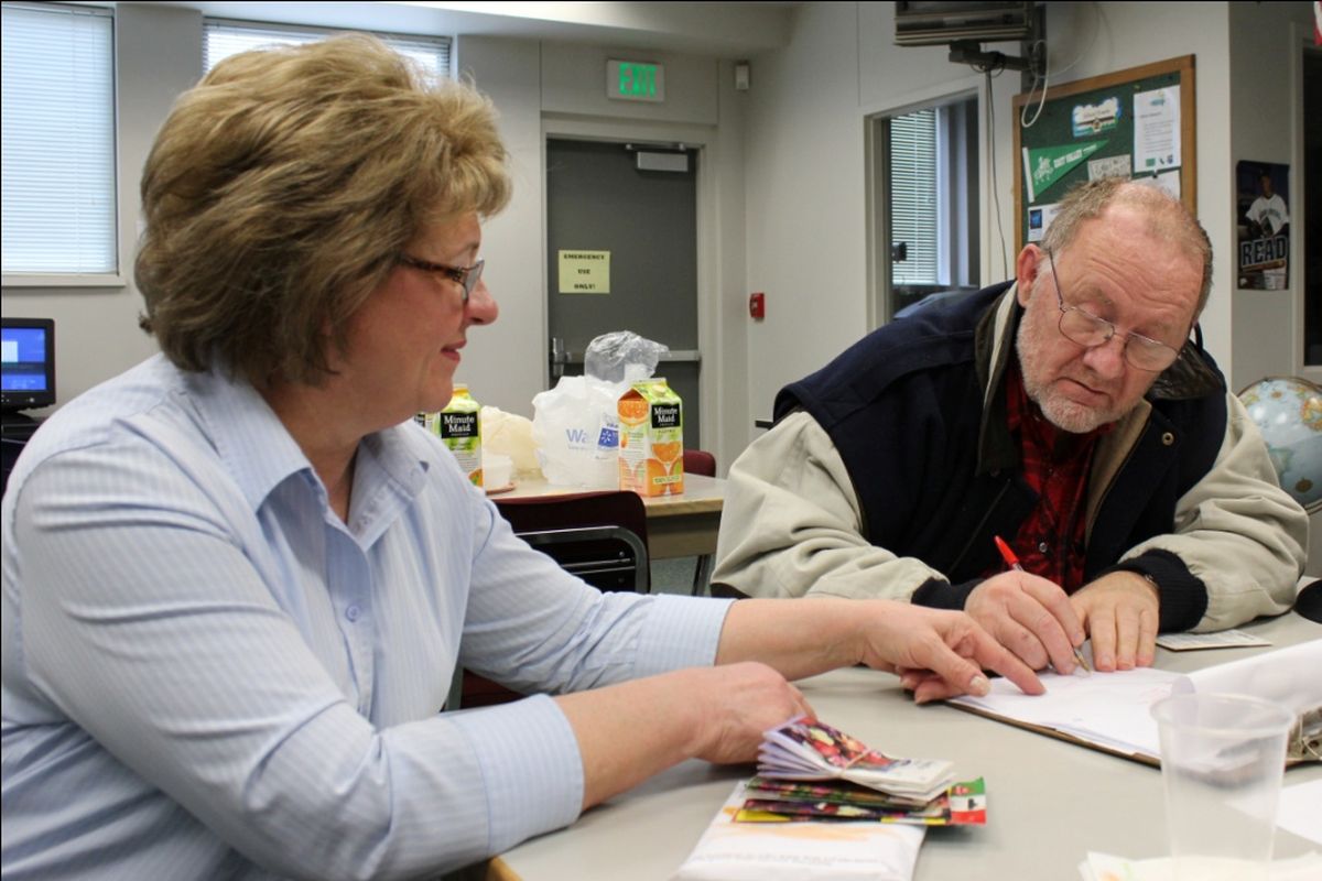 Glenna Olsen gives first-time gardener, David Taylor, tips. (Courtesy of East Valley School District)