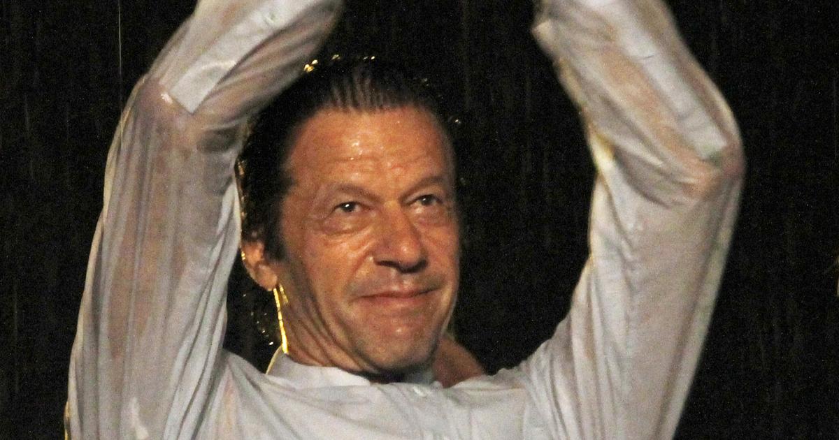 Tens of thousands rally in Pakistan against prime minister