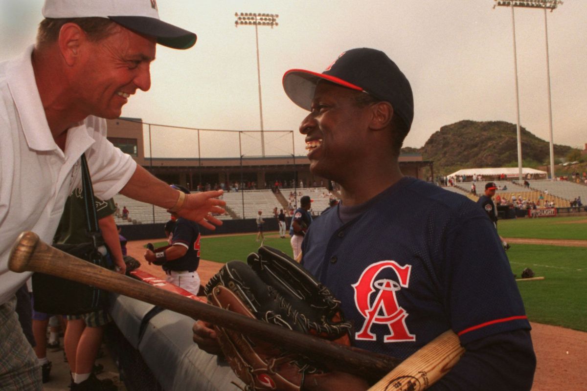 Former Spokane Indian Lenny Randle draws a laugh with a fan during a 1995 Cactus League game in Tempe, Ariz.   (Christopher Anderson/The Spokesman-Review)