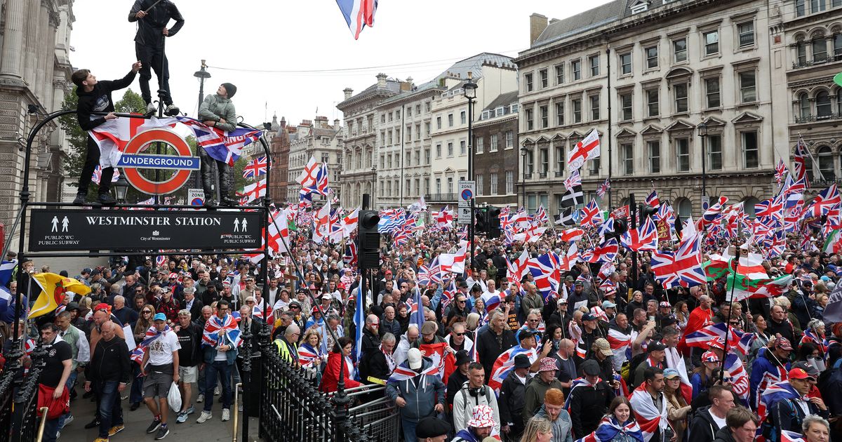 Tens of thousands march in London in separate immigration, pro‑Palestinian protests