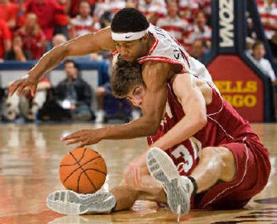 
WSU's Robbie Cowgill mixes it up with Mustafa Shakur for loose ball. 
 (Associated Press / The Spokesman-Review)