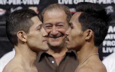 
David Diaz, left, and Manny Pacquiao fight in Las Vegas tonight.Associated Press
 (Associated Press / The Spokesman-Review)