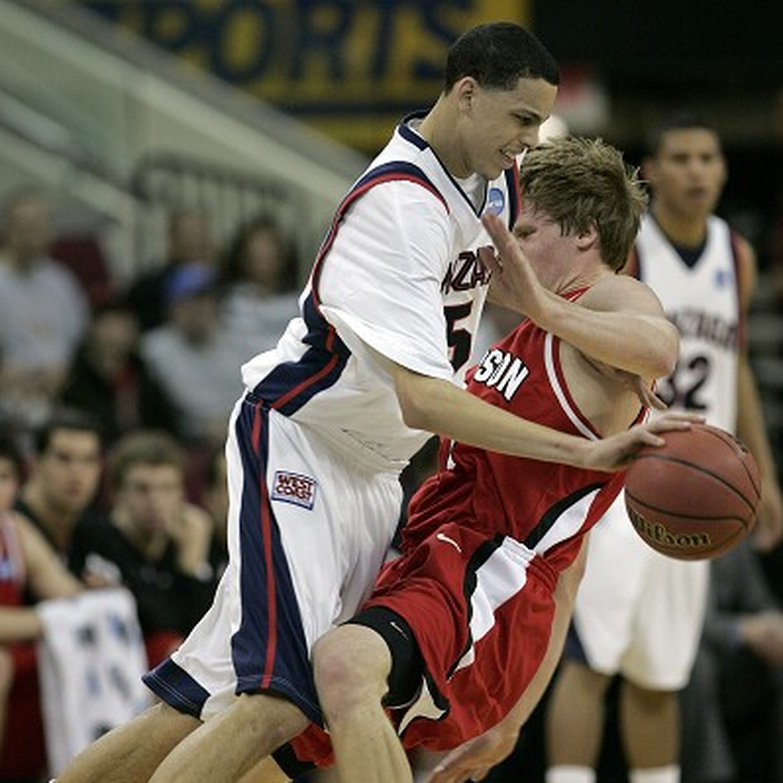 Davidson's Andrew Lovedale (41) and Stephen Curry (30) work to