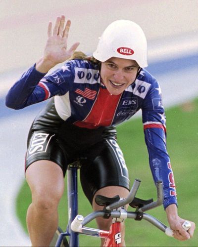USA’s Rebecca Twigg waves after winning the women’s pursuit title and set a  world record in 3:36.081 at the World Cycling Championships in Bogota, Colombia, on Saturday Sept. 30, 1995. (ROGER RICHARDS / Associated Press)