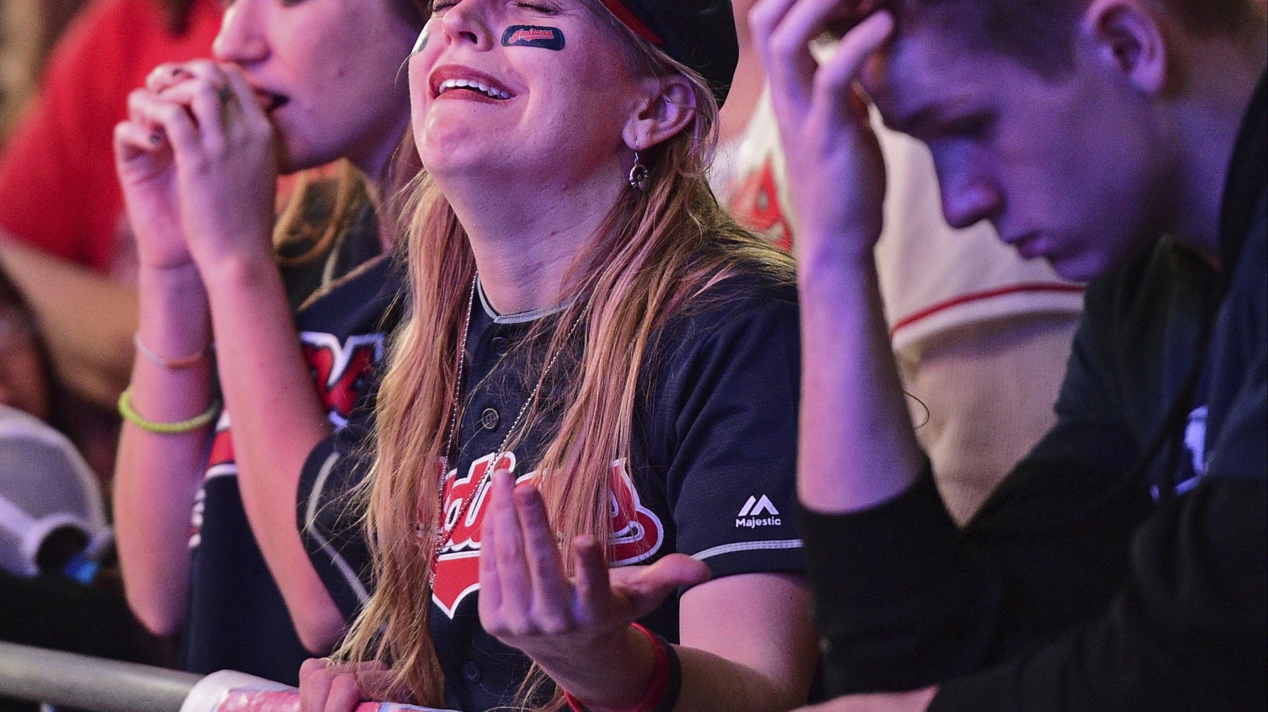 Cleveland Indians Fan Meets Long-Lost Half-Sister, a Chicago Cubs Fan, for  1st Time at World Series - ABC News