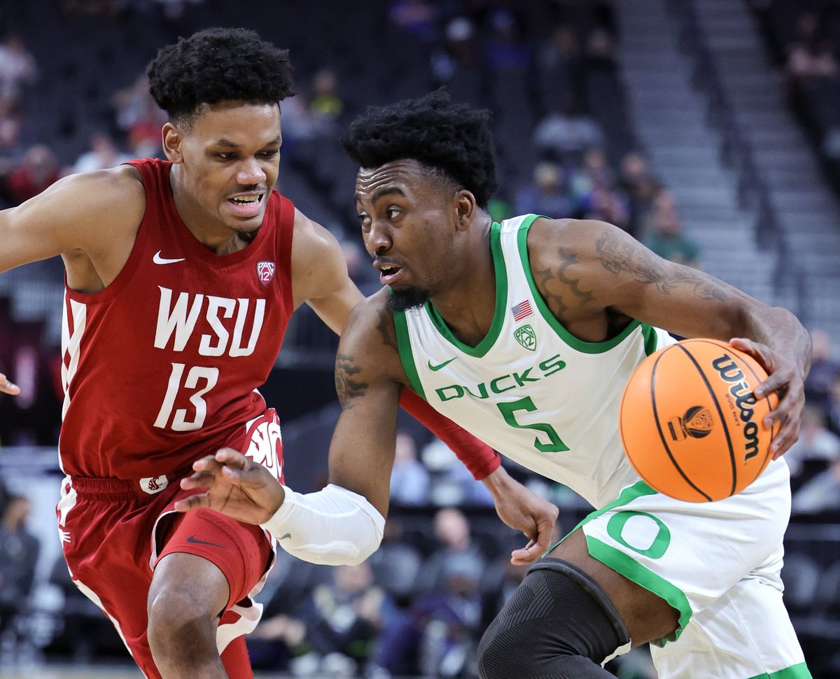 Oregon’s Jermaine Couisnard drives against Washington State guard Carlos Rosario during Thursday’s Pac-12 Tournament quarterfinal at T-Mobile Arena in Las Vegas.  (Getty Images)