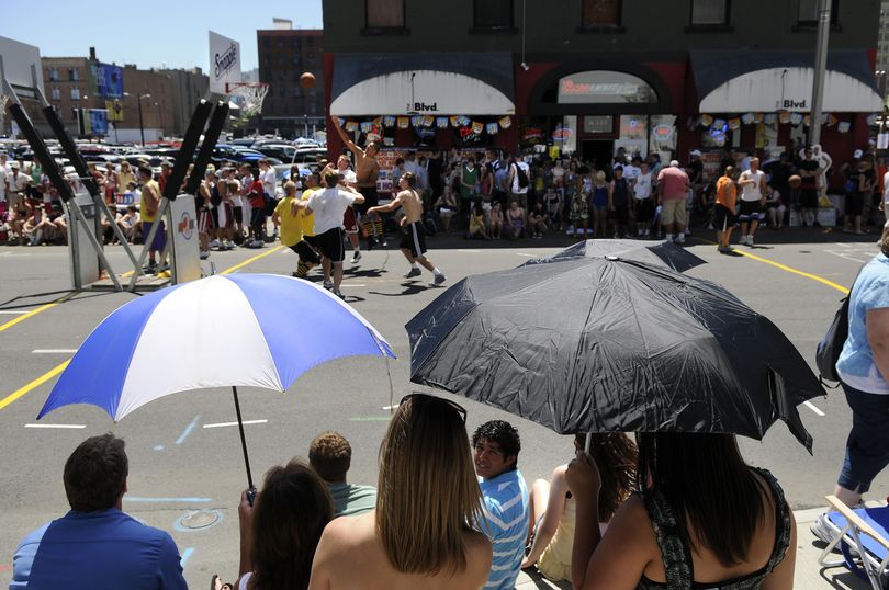 The hot temps had spectators bringing their own shade during Hoopfest 2008. Fans may need those umbrellas again this weekend. (Dan Pelle / The Spokesman-Review)