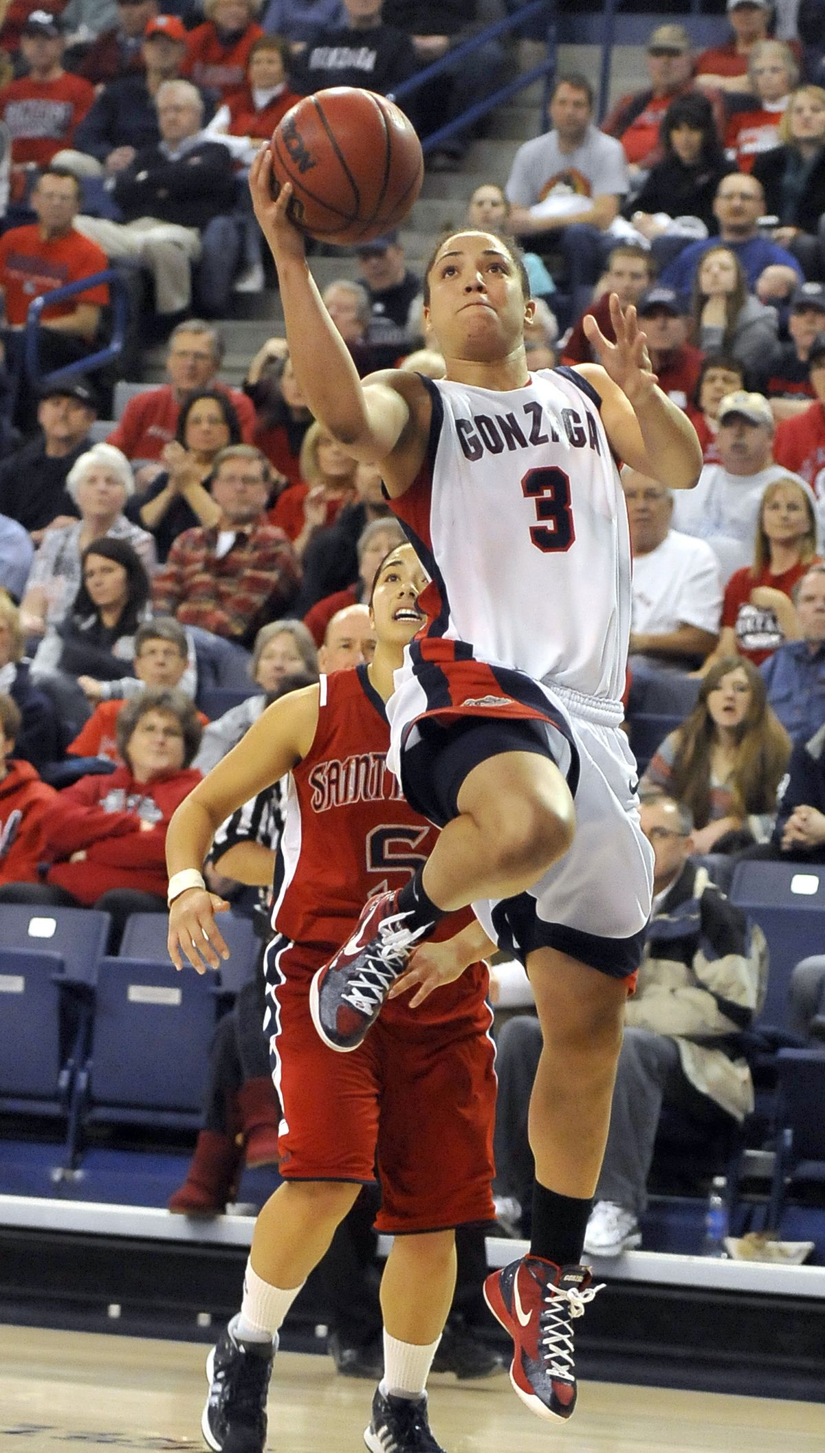 Gonzaga’s Haiden Palmer moves down the baseline for a layup. (Jesse Tinsley)
