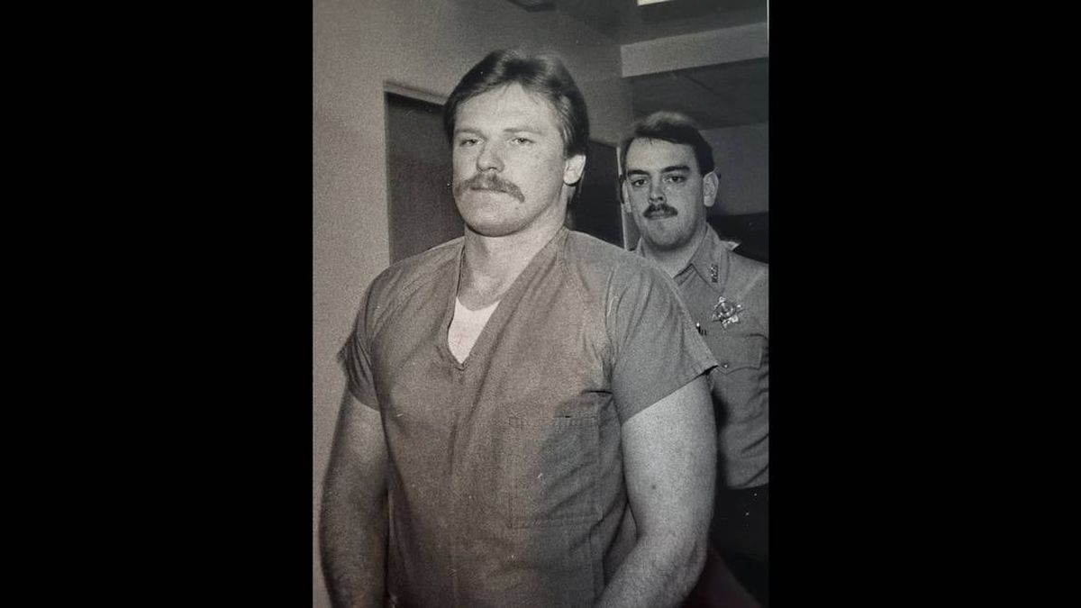 Darren Dee O’Neall is escorted to his first appearance hearing Jan. 11, 1989, in Whatcom County Superior Court.  (Pedro Perez/Bellingham Herald)