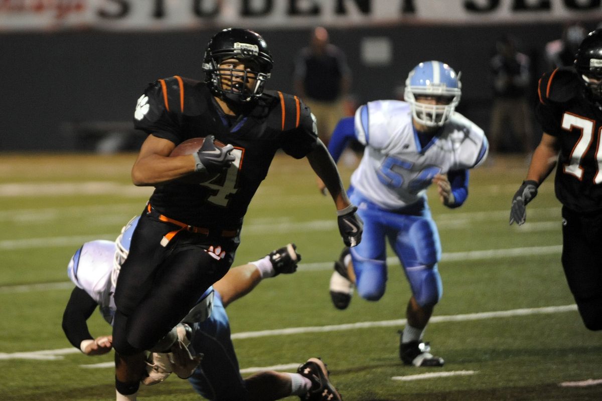 LC running back Levi Taylor looks for space up the field. (Jesse Tinsley / The Spokesman-Review)