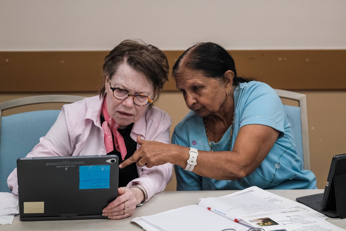 Barbara Suhrie, left, and Vandana Kharod participate in an AI class on Aug. 13 in Gaithersburg, Maryland.  (Michael A. McCoy/For The Washington Post)