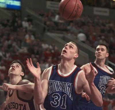 Gonzaga’s Casey Calvary battles Minnesota’s Dusty Rychart during an NCAA Tournament game in Seattle on March 11, 1999. Gonzaga’s Jeremy Eaton, who died Thursday at 45, looks on from behind.  (Associated Press)
