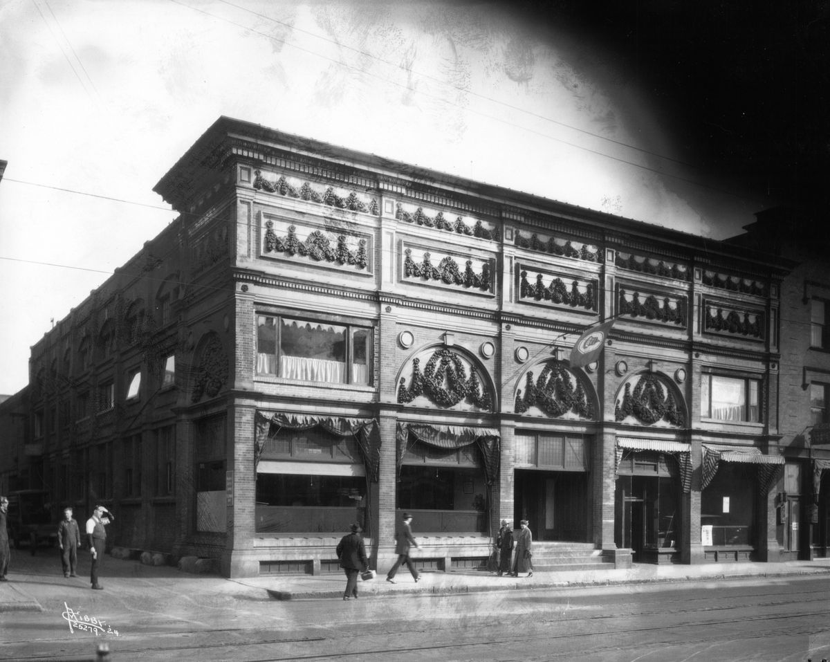 1924: Architect Albert Held designed the Home Telephone and Telegraph Building at 165 S. Howard St. in 1907 for the phone company headed by Thaddeus S. Lane, a Montana businessman. Lane’s company sold out to competitors in 1915, though phone equipment stayed in the building for many years. Through the years, the building housed a piano store and several investment and insurance firms. In 1970, the Beaux Arts terra cotta embellishments were covered up with Roman brick on the west side and stucco on the south and east, leaving only the upper friezes visible. (Libby Collection / Eastern Washington Historical Society archives)