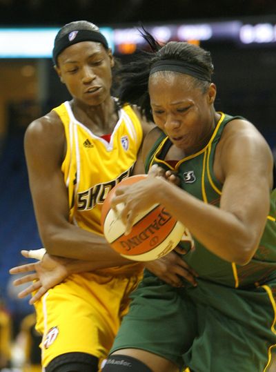 Tulsa’s Rashanda McCants wrestles for the ball with Seattle’s Le'coe Willingham. (Associated Press)