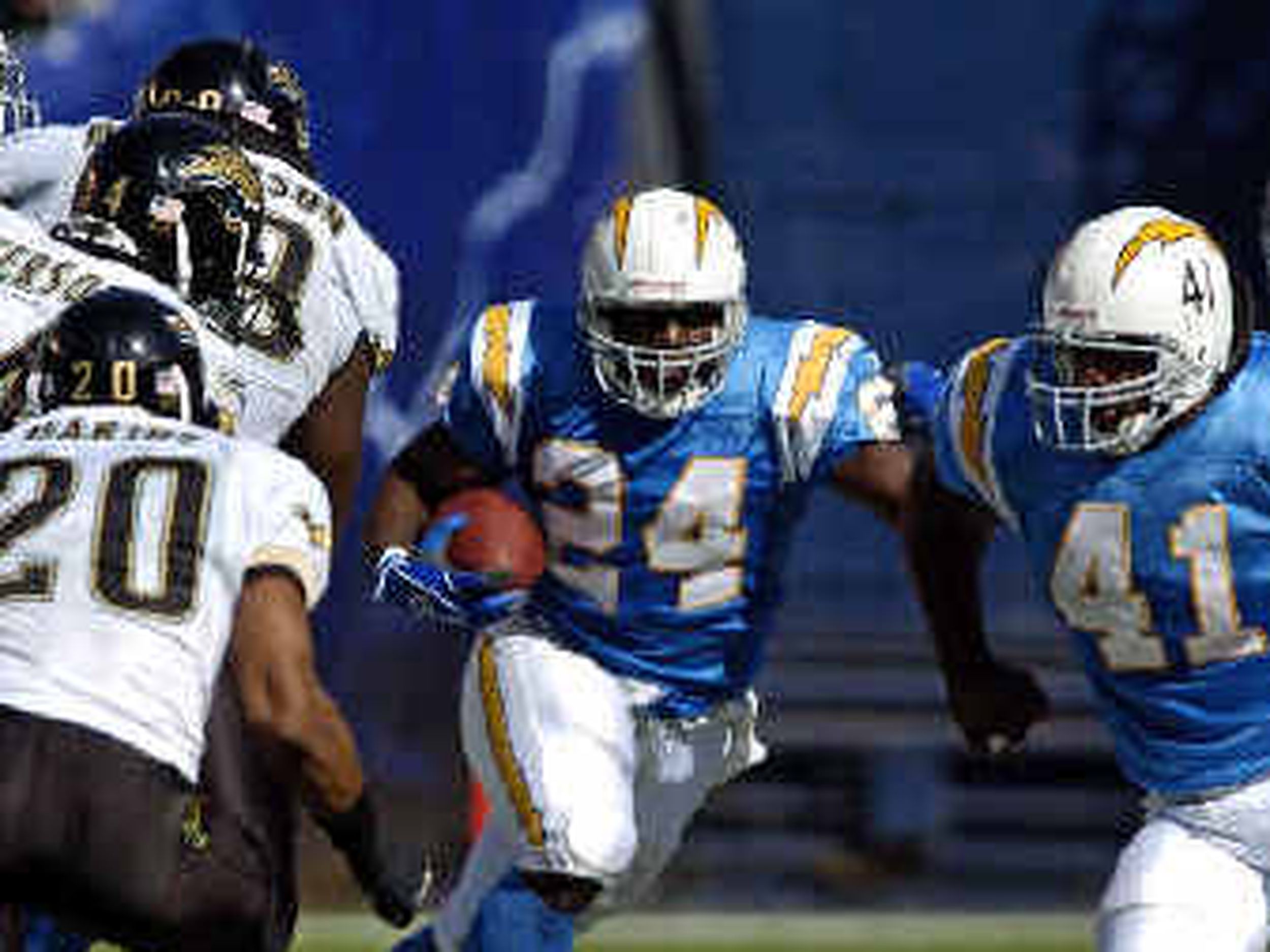 LaDainian Tomlinson of the San Diego Chargers carries the ball as News  Photo - Getty Images