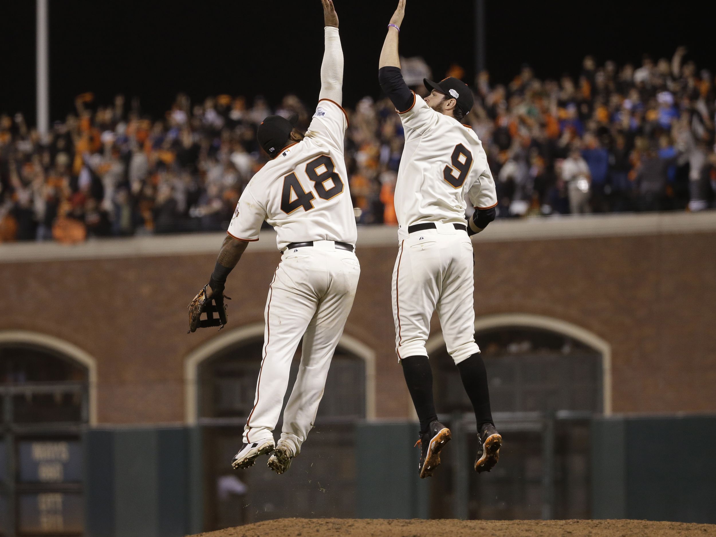 Giants rally, crush Royals to knot series