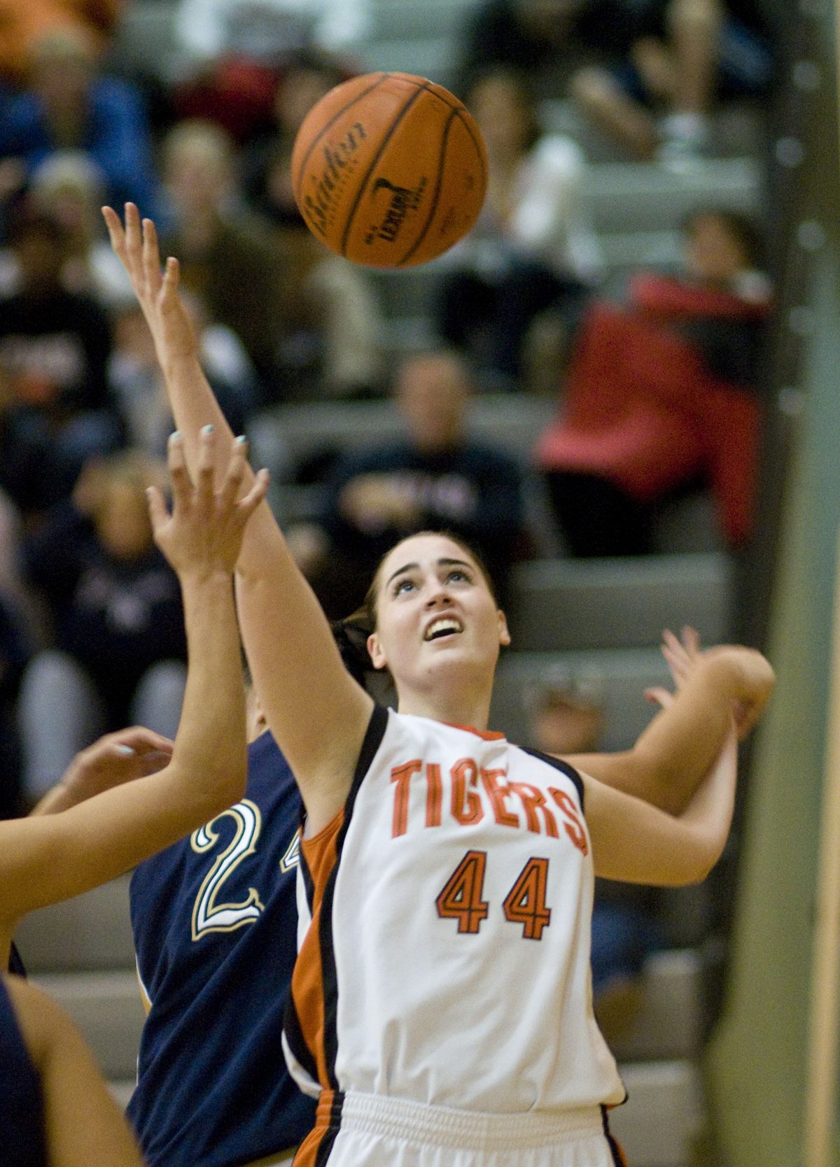 LC’s Sarah Kliewer tangles arms with Mead’s Tifa Puletasi.  (Colin Mulvany / The Spokesman-Review)
