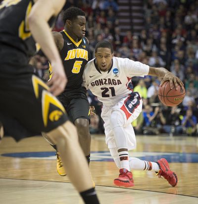 Gonzaga guard Eric McClellan dribbles the ball around Iowa guard Anthony Clemmons. (Colin Mulvany)