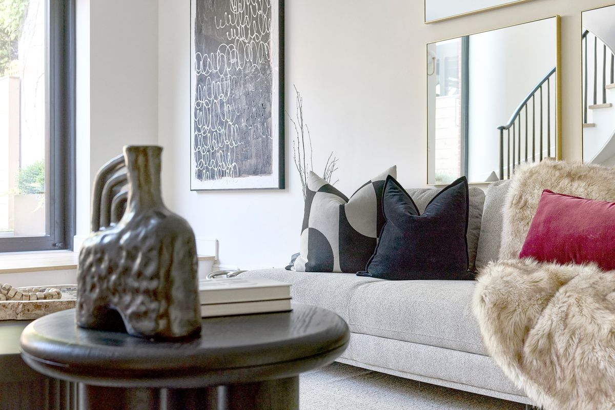 Black accents such as pottery, artwork and toss pillows help to add a sense of glamour.  (Handout/Cathy Hobbs/TNS)