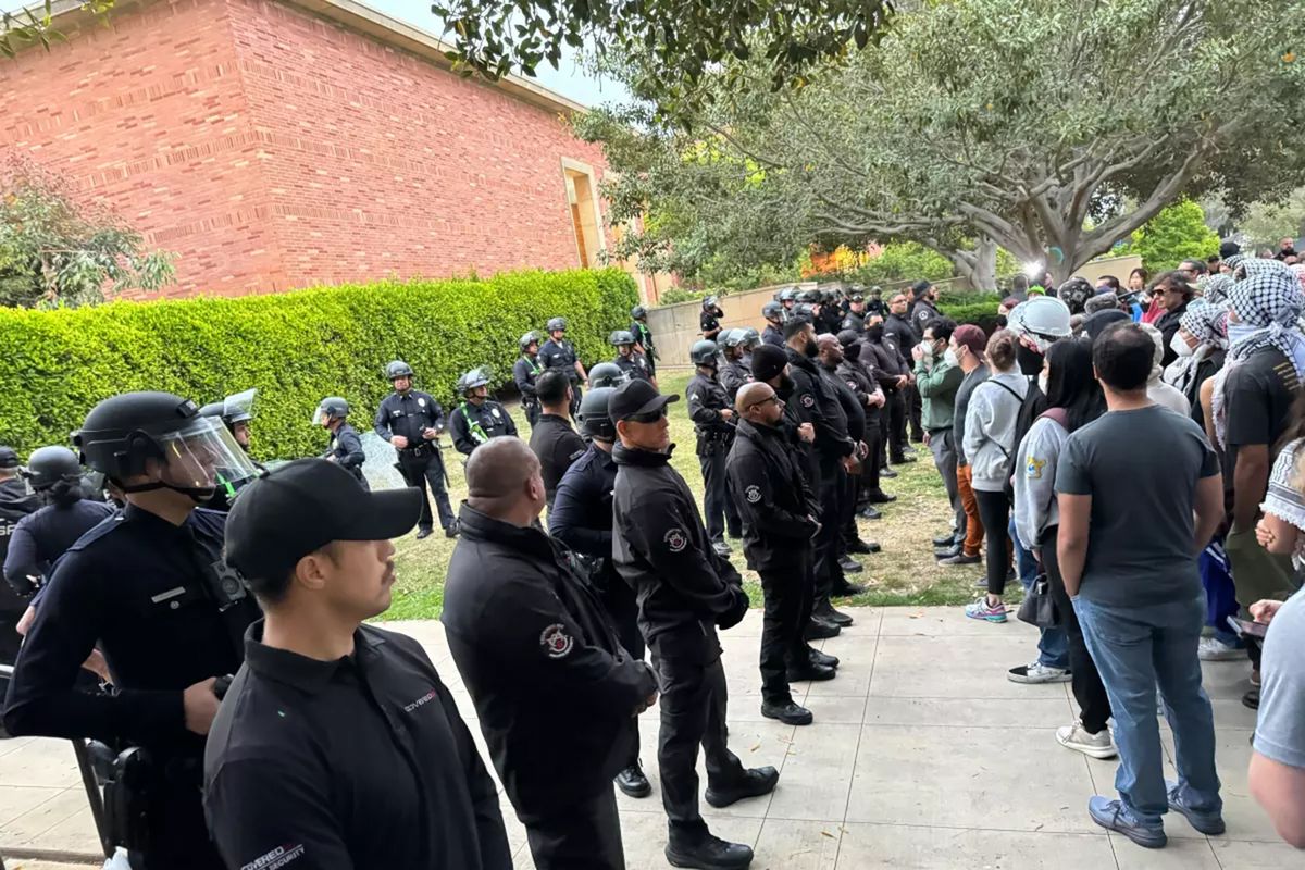 Los Angeles police and private security guards formed a line as an unlawful assembly was declared Monday at UCLA.    (Alene Tchekmedyian/Los Angeles Times/TNS)
