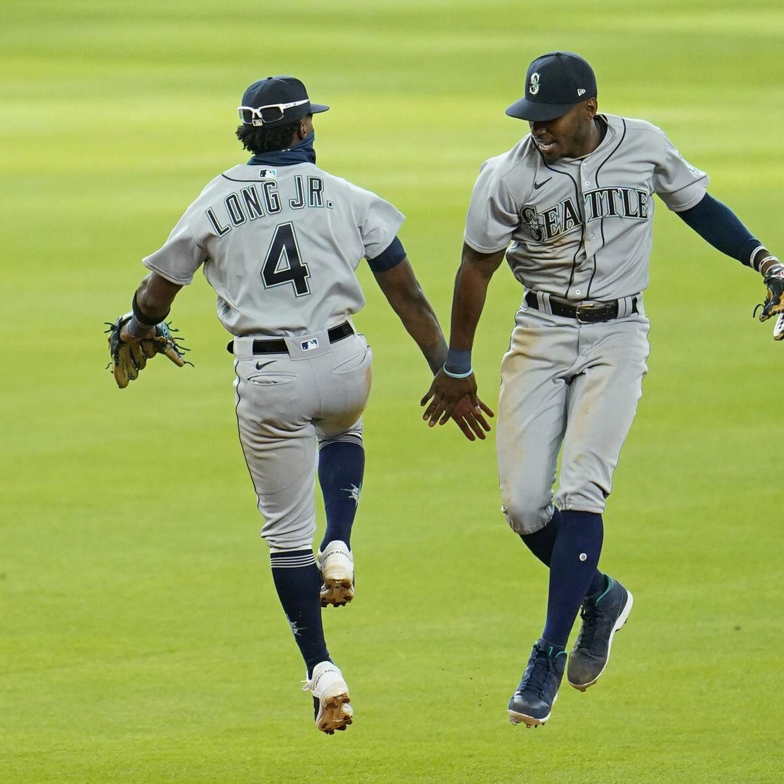 Kyle Lewis has 2 RBIs in 8th to lead Mariners over Astros 7-6